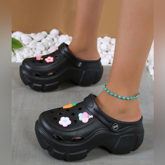 Fashion black clogs for women and flowers decor - Picture 2 of 4